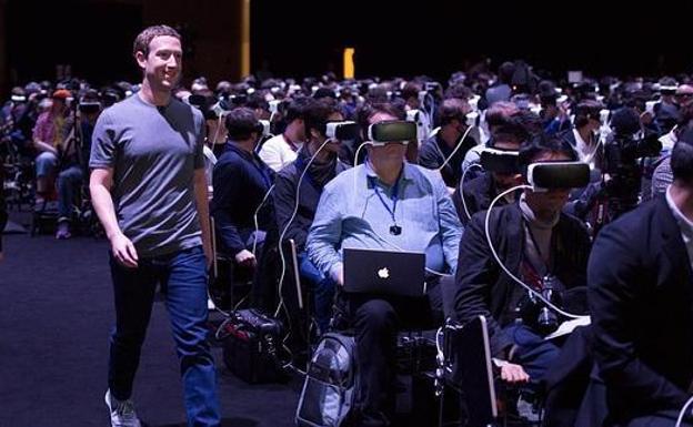 Marck Zuckerberg durante una de sus multitudinarias conferencias.