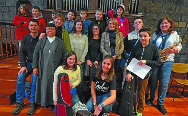 Alumnos de la Musika Eskola en el recital que tuvo lugar en la parroquia. 