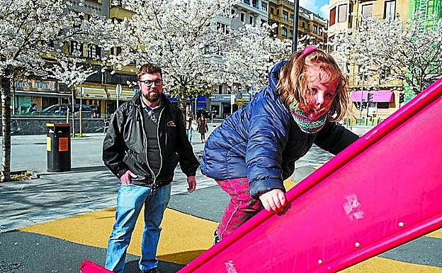 David vigila a su hija Martina.