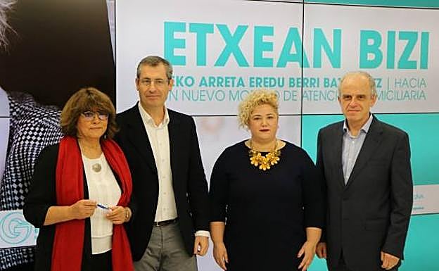 Presentación del programa piloto 'Etxean Bizi' de la Diputación de Gipuzkoa. 