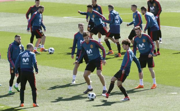 Los jugadores de la selección española, durante el entrenamiento de este miércoles. 