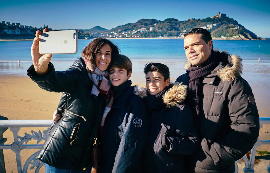 Una familia de visita en Donostia este invierno. 