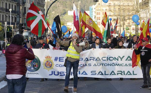 Inicio de la manifestación de guardias civiles y policías nacionales en el centro de San Sebastián