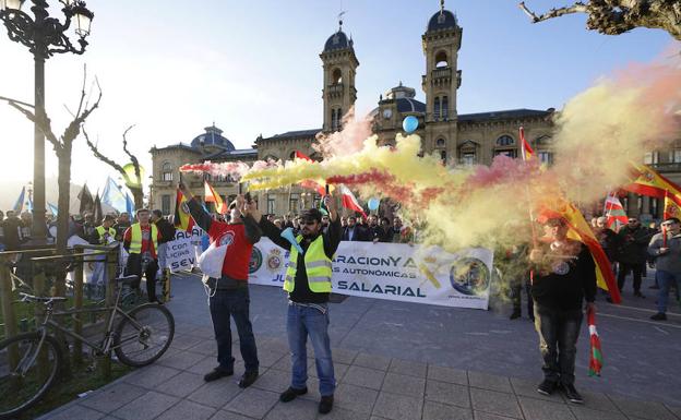 La manifestación frente al Ayuntamiento de San Sebastián