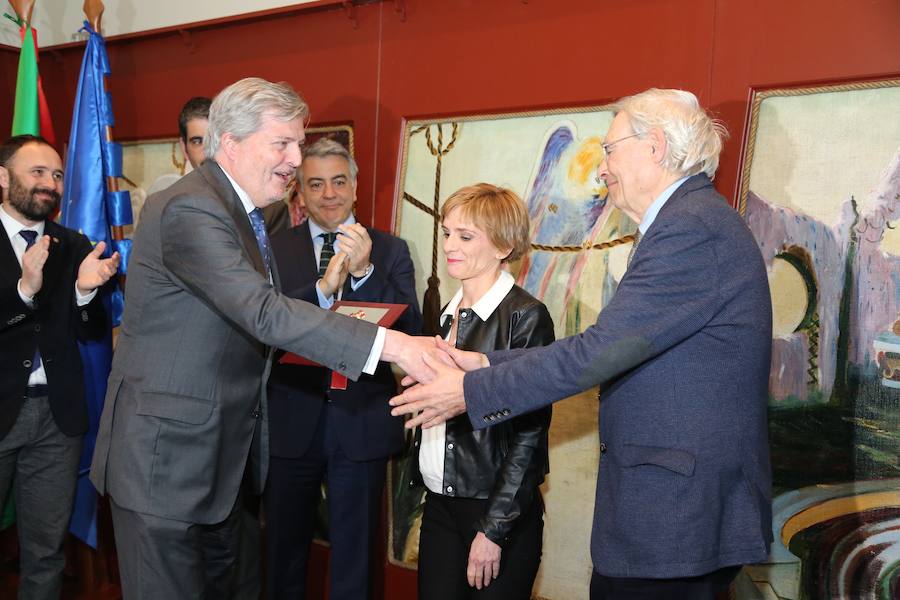 «Lagun ocupa un lugar de excepción en la transformación de San Sebastián, y destaca por su dignidad democrática y su honestidad intelectual, tras ser perseguida por todos aquellos que temen a la libertad en estos 50 últimos años», destaca el ministro de Cultural, Íñigo Méndez de Vigo, en la entrega del reconocimiento.