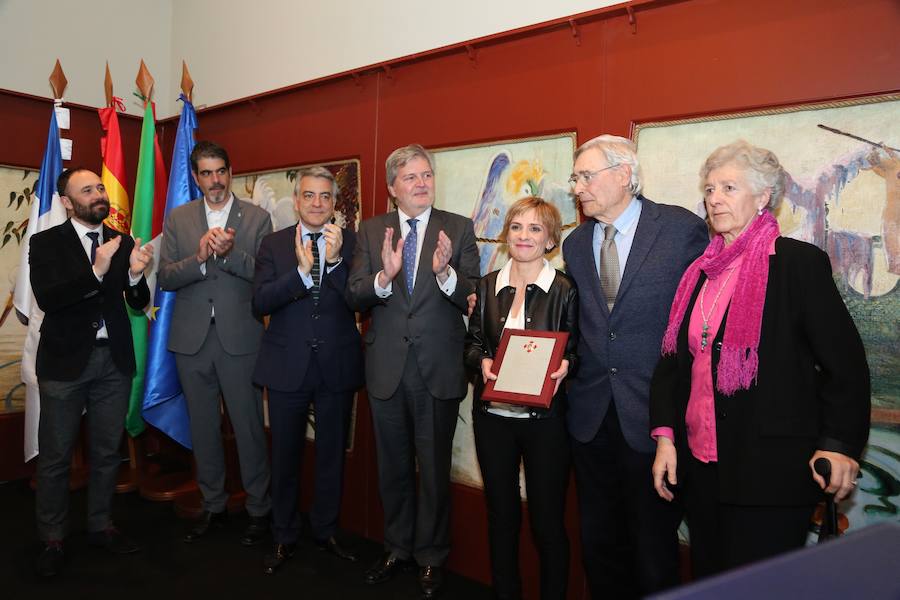 «Lagun ocupa un lugar de excepción en la transformación de San Sebastián, y destaca por su dignidad democrática y su honestidad intelectual, tras ser perseguida por todos aquellos que temen a la libertad en estos 50 últimos años», destaca el ministro de Cultural, Íñigo Méndez de Vigo, en la entrega del reconocimiento.