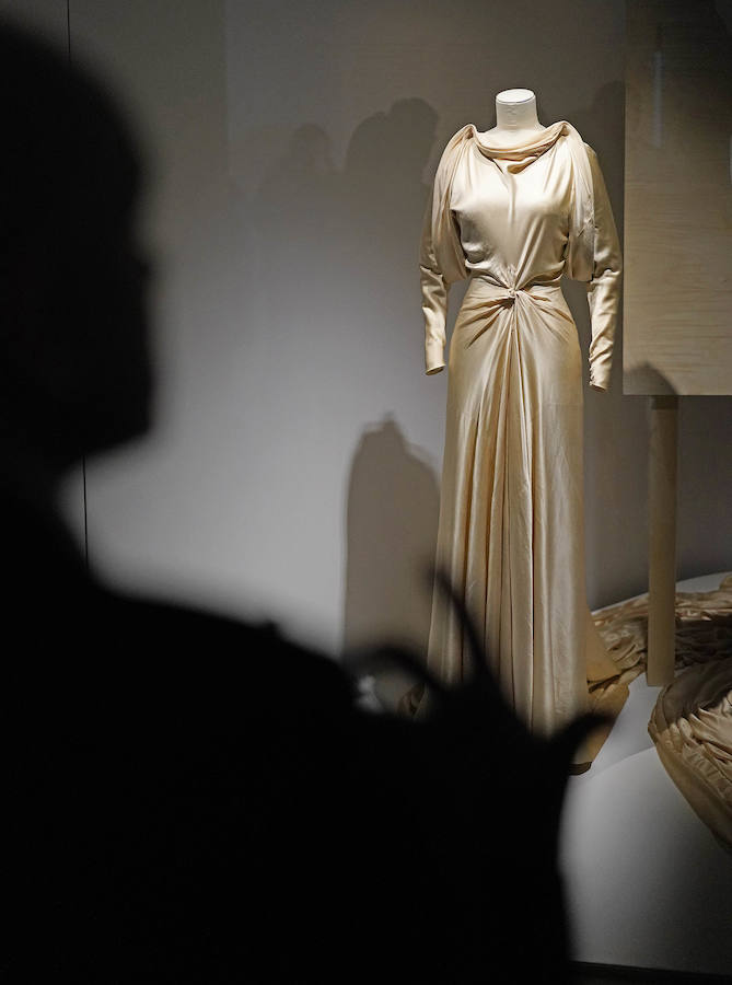 El Museo Balenciaga ha inaugurado la exposición 'Cristóbal Balenciaga. Moda y Patrimonio', que aspira a convertirse en una oportunidad para reflexionar el valor patrimonial de la obra del modisto. Este año 2018 se cumplen 50 años del retiro del maestro, momento en el que sus creaciones pasaron a poblar los archivos, las galerías y los museos.