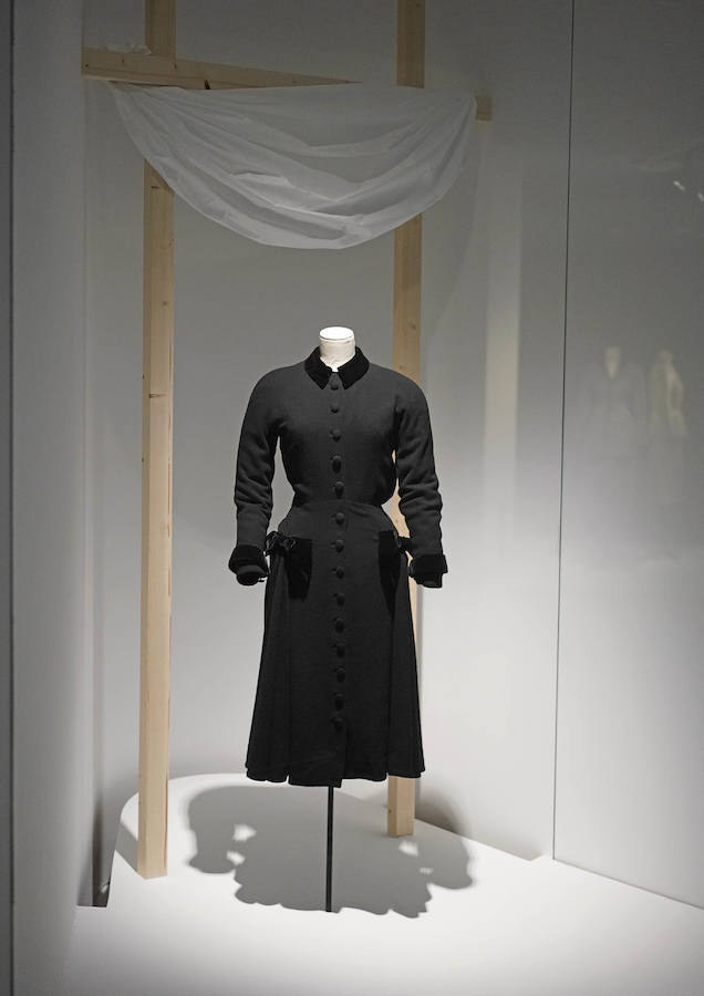 El Museo Balenciaga ha inaugurado la exposición 'Cristóbal Balenciaga. Moda y Patrimonio', que aspira a convertirse en una oportunidad para reflexionar el valor patrimonial de la obra del modisto. Este año 2018 se cumplen 50 años del retiro del maestro, momento en el que sus creaciones pasaron a poblar los archivos, las galerías y los museos.