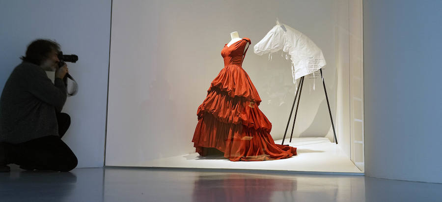 El Museo Balenciaga ha inaugurado la exposición 'Cristóbal Balenciaga. Moda y Patrimonio', que aspira a convertirse en una oportunidad para reflexionar el valor patrimonial de la obra del modisto. Este año 2018 se cumplen 50 años del retiro del maestro, momento en el que sus creaciones pasaron a poblar los archivos, las galerías y los museos.