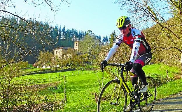 Aranburu, con la iglesia de Uzarraga al fondo . 