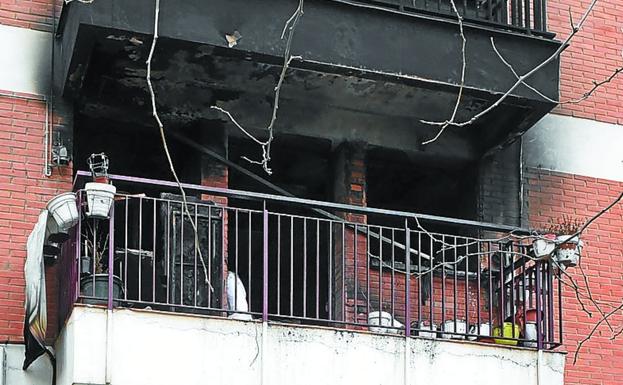 Vecinos de los pisos afectados por el incendio permanecieron en la calle mientras los bomberos llevaban a cabo labores de inspección. Arriba, el fuego de noche.