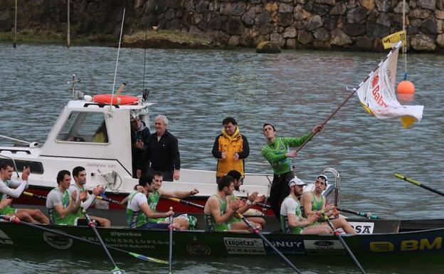 Imagen de la regata de Orio celebrada hace un mes, en la que Hondarribia resultó vencedora. 