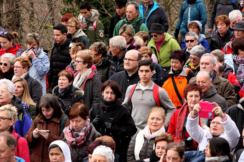 El recorrido por la diócesis de la Cruz de Lampedusa, símbolo para denunciar el drama de los refugiado y los emigrantes, llega a Bergara tras participar por la mañana en la marcha a Arantzazu.