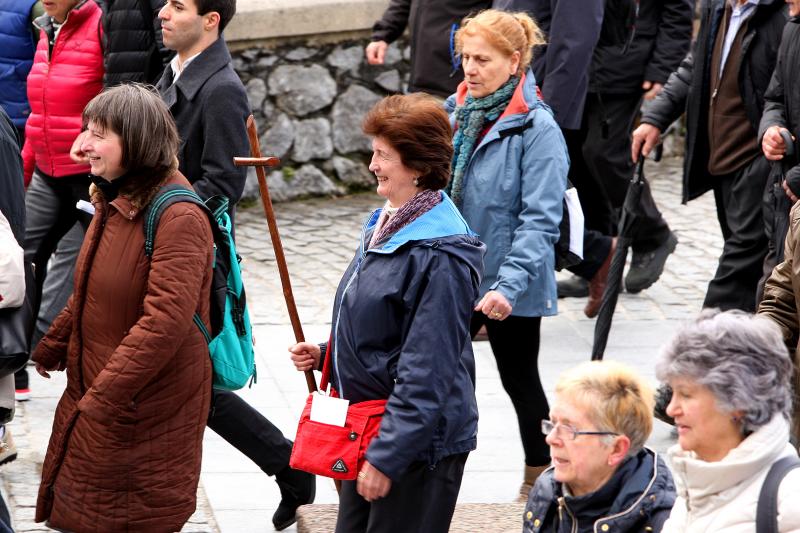 El recorrido por la diócesis de la Cruz de Lampedusa, símbolo para denunciar el drama de los refugiado y los emigrantes, llega a Bergara tras participar por la mañana en la marcha a Arantzazu.