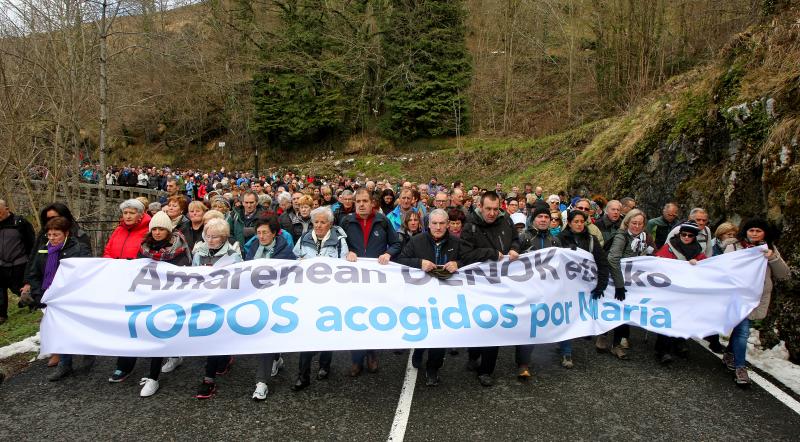 El recorrido por la diócesis de la Cruz de Lampedusa, símbolo para denunciar el drama de los refugiado y los emigrantes, llega a Bergara tras participar por la mañana en la marcha a Arantzazu.