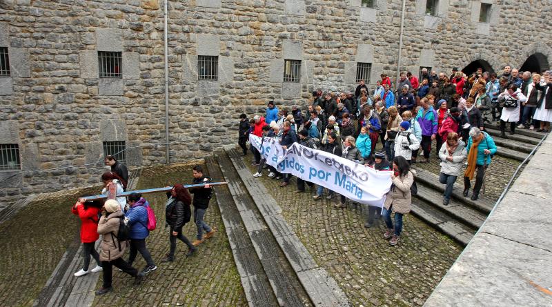 El recorrido por la diócesis de la Cruz de Lampedusa, símbolo para denunciar el drama de los refugiado y los emigrantes, llega a Bergara tras participar por la mañana en la marcha a Arantzazu.
