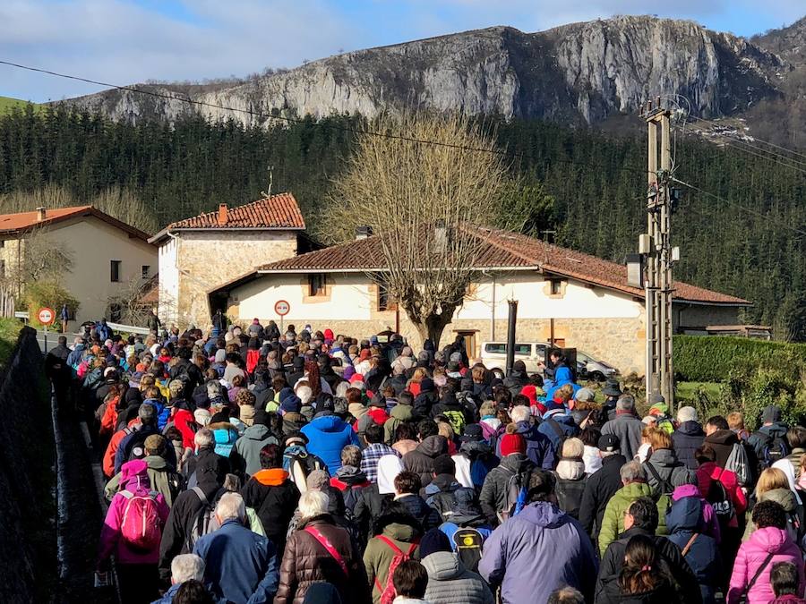 El recorrido por la diócesis de la Cruz de Lampedusa, símbolo para denunciar el drama de los refugiado y los emigrantes, llega a Bergara tras participar por la mañana en la marcha a Arantzazu.