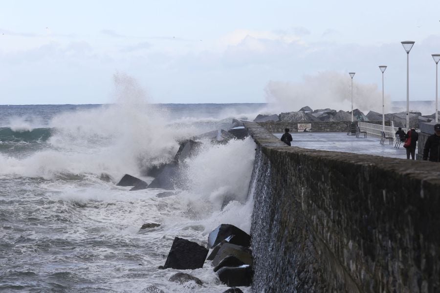 La ciclogénesis 'Hugo' traerá viento, oleaje y lluvias generalizadas. Ante esta previsión, la costa de Gipuzkoa permanecerá este sábado en alerta naranja por fuerte oleaje.