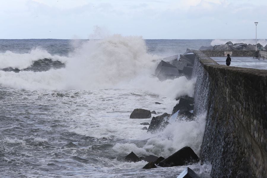 La ciclogénesis 'Hugo' traerá viento, oleaje y lluvias generalizadas. Ante esta previsión, la costa de Gipuzkoa permanecerá este sábado en alerta naranja por fuerte oleaje.