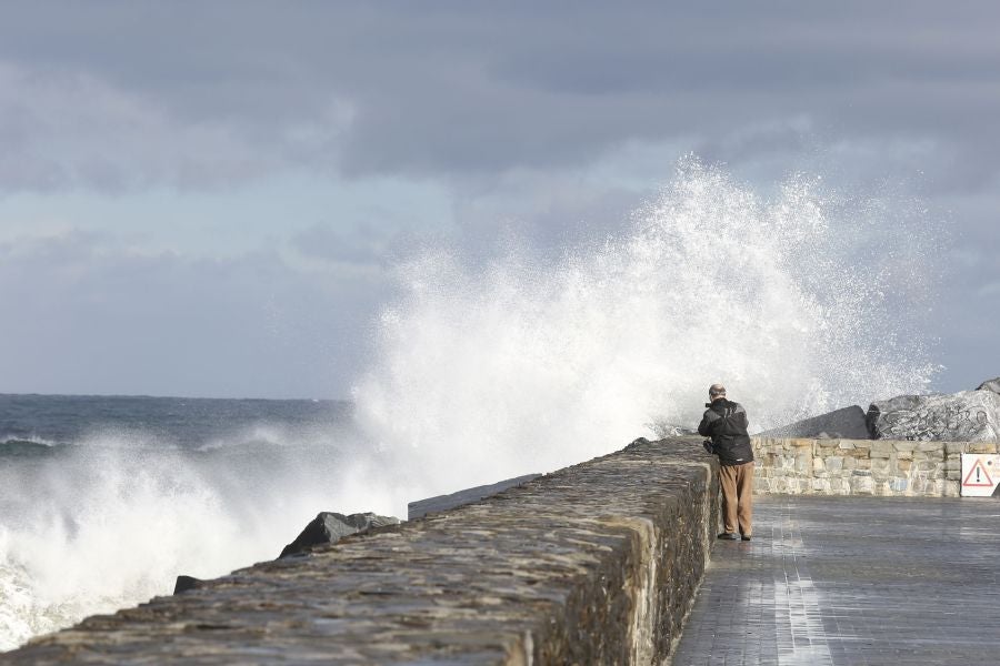 La ciclogénesis 'Hugo' traerá viento, oleaje y lluvias generalizadas. Ante esta previsión, la costa de Gipuzkoa permanecerá este sábado en alerta naranja por fuerte oleaje.