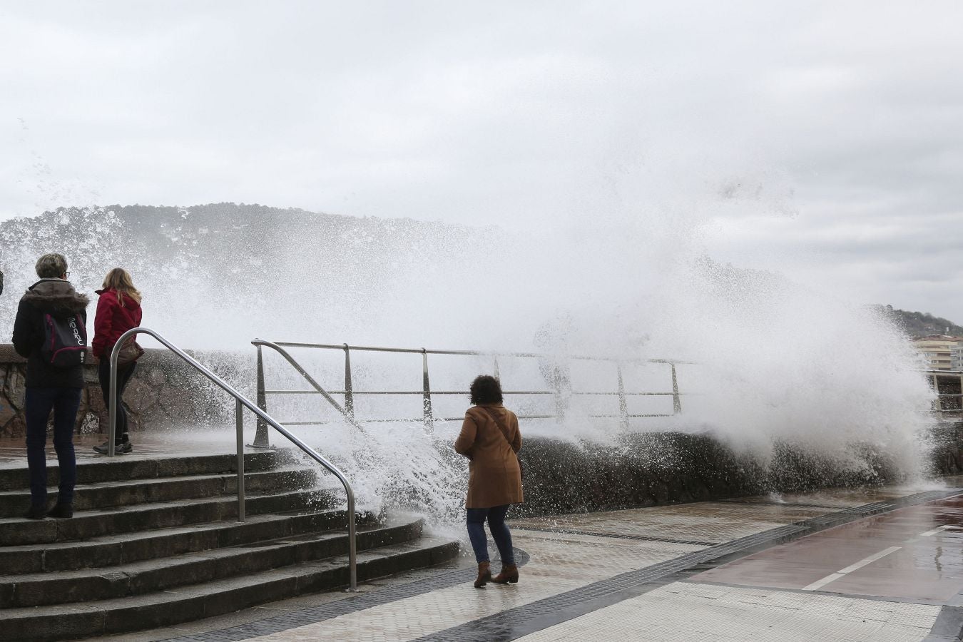 La ciclogénesis 'Hugo' traerá viento, oleaje y lluvias generalizadas. Ante esta previsión, la costa de Gipuzkoa permanecerá este sábado en alerta naranja por fuerte oleaje.