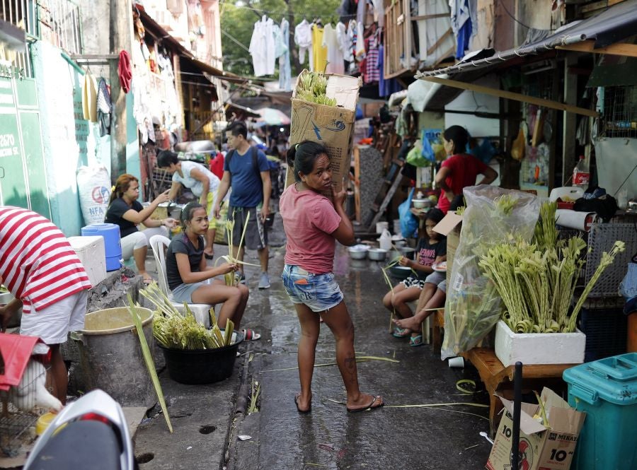 En la ciudad de Paranaque, sur de Manila, Filipinas, los vecinos de la localidad conmemoran la entrada de Cristo en la ciudad de Jerusalén con hojas de palma. Los católicos filipinos llevan sus 'palaspas' hasta la iglesia más cercana para que sea bendecido por el cura local. Finalmente, el ramo colgará en la entrada de las casas locales a fin de que el demonio no lo cruce jamás. 