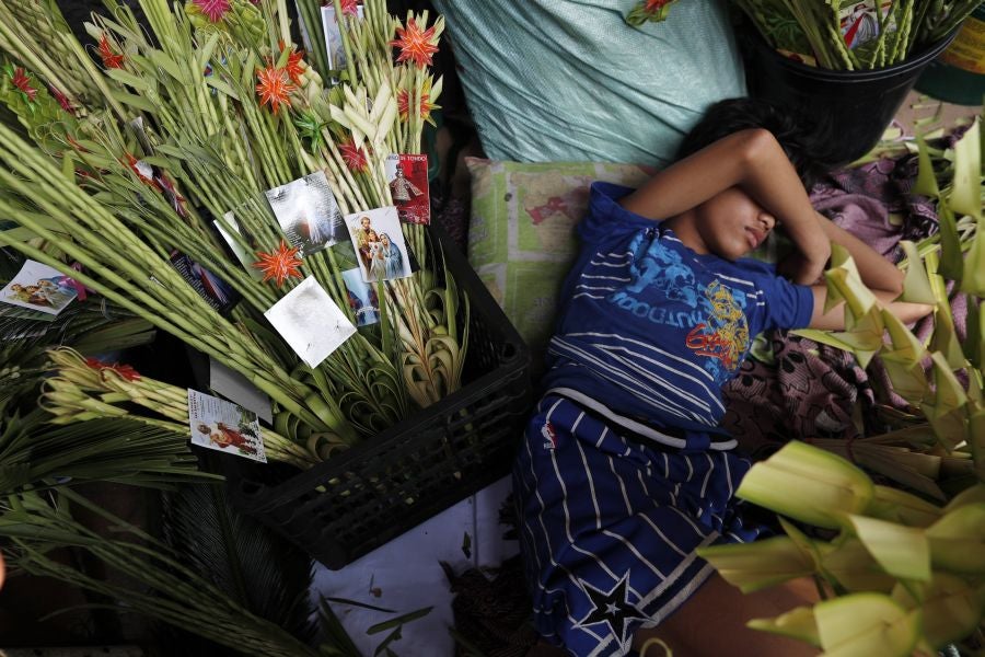 En la ciudad de Paranaque, sur de Manila, Filipinas, los vecinos de la localidad conmemoran la entrada de Cristo en la ciudad de Jerusalén con hojas de palma. Los católicos filipinos llevan sus 'palaspas' hasta la iglesia más cercana para que sea bendecido por el cura local. Finalmente, el ramo colgará en la entrada de las casas locales a fin de que el demonio no lo cruce jamás. 