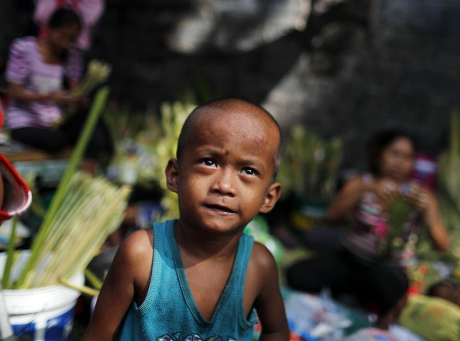 En la ciudad de Paranaque, sur de Manila, Filipinas, los vecinos de la localidad conmemoran la entrada de Cristo en la ciudad de Jerusalén con hojas de palma. Los católicos filipinos llevan sus 'palaspas' hasta la iglesia más cercana para que sea bendecido por el cura local. Finalmente, el ramo colgará en la entrada de las casas locales a fin de que el demonio no lo cruce jamás. 