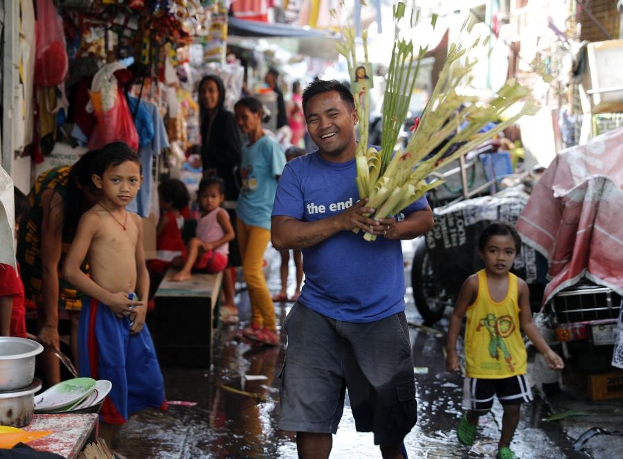 En la ciudad de Paranaque, sur de Manila, Filipinas, los vecinos de la localidad conmemoran la entrada de Cristo en la ciudad de Jerusalén con hojas de palma. Los católicos filipinos llevan sus 'palaspas' hasta la iglesia más cercana para que sea bendecido por el cura local. Finalmente, el ramo colgará en la entrada de las casas locales a fin de que el demonio no lo cruce jamás. 
