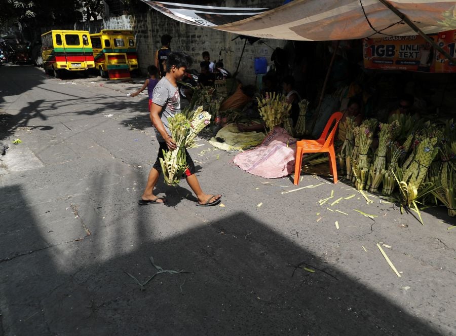 En la ciudad de Paranaque, sur de Manila, Filipinas, los vecinos de la localidad conmemoran la entrada de Cristo en la ciudad de Jerusalén con hojas de palma. Los católicos filipinos llevan sus 'palaspas' hasta la iglesia más cercana para que sea bendecido por el cura local. Finalmente, el ramo colgará en la entrada de las casas locales a fin de que el demonio no lo cruce jamás. 