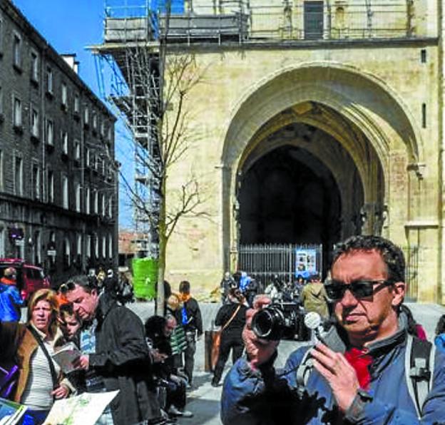 Un grupo de turistas, ante la catedral de Santa María. 