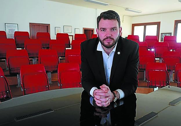Jokin Babaze en el auditorio de la sede de la Sociedad Coro Ametsa, en la plaza Istillaga.