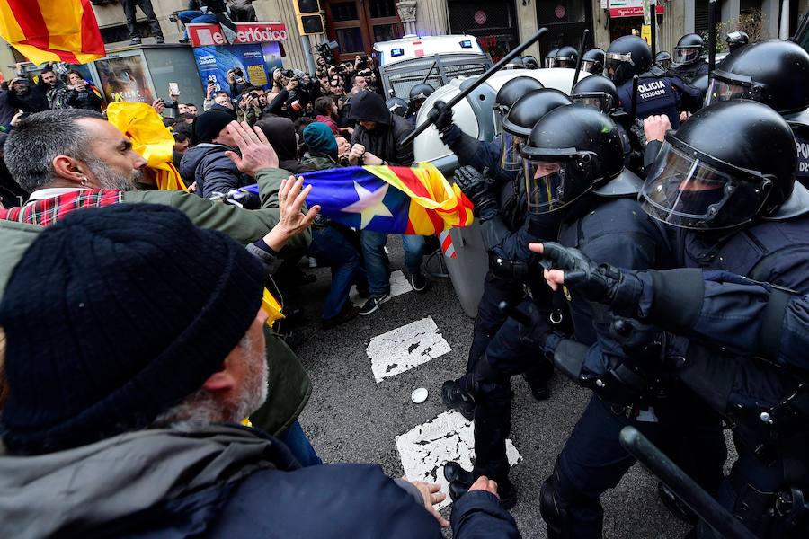 La concentración independentista que tiene lugar frente a la Delegación del Gobierno en Barcelona ha vivido momentos de tensión entre centenares de manifestantes y los agentes antidisturbios de los Mossos d'Esquadra que conforman el perímetro de seguridad.