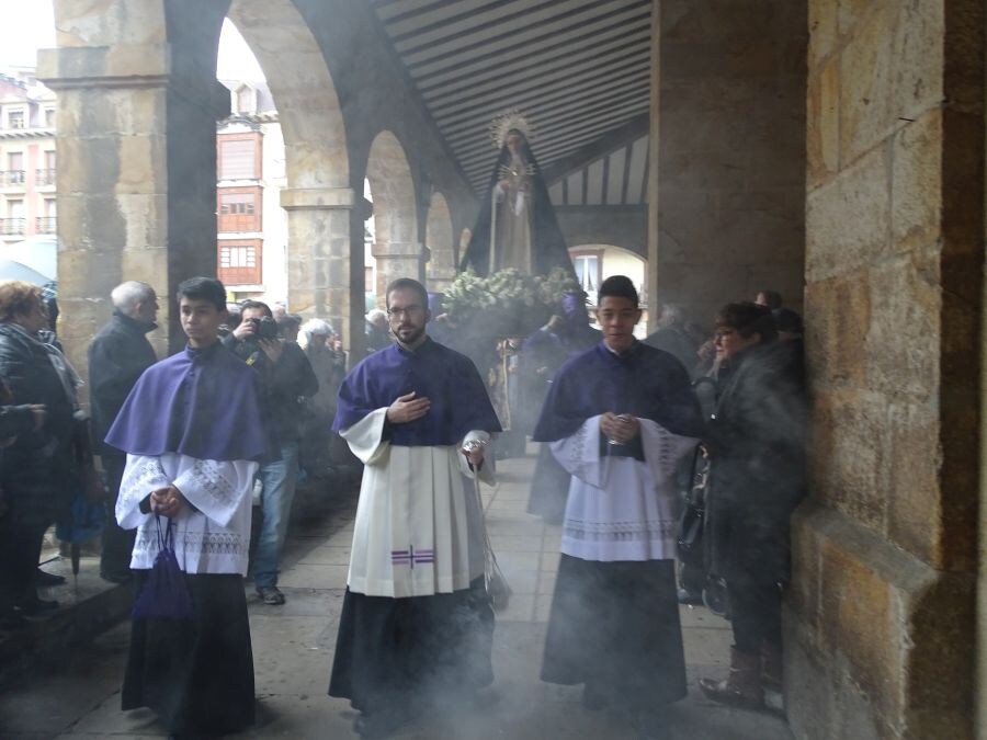 Decenas de fieles han recuperado la procesión de Semana Santa, desaparecida en 1979.