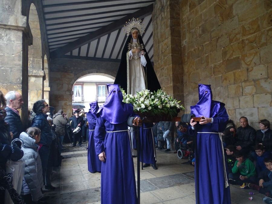 Decenas de fieles han recuperado la procesión de Semana Santa, desaparecida en 1979.