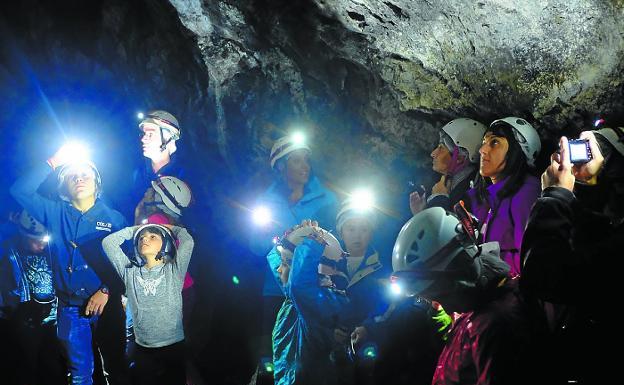 Bajo tierra. Visita guiada al entorno de Irugurutzeta, una de las actividades del museo.