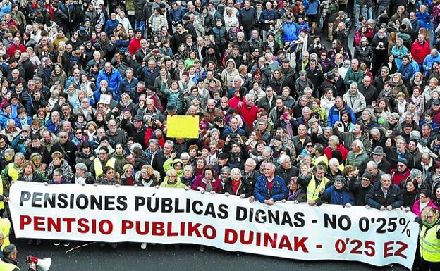 Movilizaciones masivas. Los pensionistas se han echado a la calle exigiendo retribuciones dignas, como se aprecia en la manifestación del pasado sábado en Bilbao.