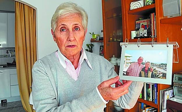 Milagros Hijarrubia muestra una foto junto a su marido, Martín Garmendia, en unas vacaciones en las que él ya había enfermado. 