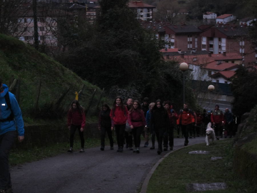 El grupo de montaña Aizkardi, de Amasa-Villabona, celebró el domingo su 50 marcha montañera con gran éxito de participación, 764 personas que desafiaron al mal tiempo con humor. De ellos 316 montañeros partieron a las siete de la mañana desde la plaza de Villabona para completar un recorrido de 43 kilómetros. A las ocho fueron 448 los que dieron comienzo a la marcha con el objetivo de hacer 22 kilómetros. El barro fue el mayor enemigo y lo positivo que la lluvia dio tregua. Gorka Zubeldia recibió el premio Shebe Peña.