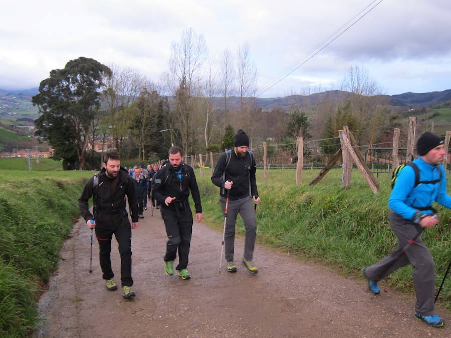El grupo de montaña Aizkardi, de Amasa-Villabona, celebró el domingo su 50 marcha montañera con gran éxito de participación, 764 personas que desafiaron al mal tiempo con humor. De ellos 316 montañeros partieron a las siete de la mañana desde la plaza de Villabona para completar un recorrido de 43 kilómetros. A las ocho fueron 448 los que dieron comienzo a la marcha con el objetivo de hacer 22 kilómetros. El barro fue el mayor enemigo y lo positivo que la lluvia dio tregua. Gorka Zubeldia recibió el premio Shebe Peña.