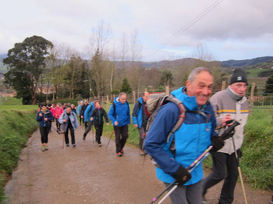 El grupo de montaña Aizkardi, de Amasa-Villabona, celebró el domingo su 50 marcha montañera con gran éxito de participación, 764 personas que desafiaron al mal tiempo con humor. De ellos 316 montañeros partieron a las siete de la mañana desde la plaza de Villabona para completar un recorrido de 43 kilómetros. A las ocho fueron 448 los que dieron comienzo a la marcha con el objetivo de hacer 22 kilómetros. El barro fue el mayor enemigo y lo positivo que la lluvia dio tregua. Gorka Zubeldia recibió el premio Shebe Peña.