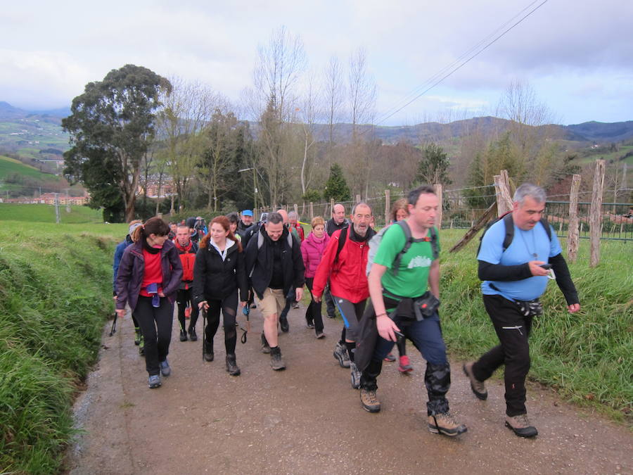 El grupo de montaña Aizkardi, de Amasa-Villabona, celebró el domingo su 50 marcha montañera con gran éxito de participación, 764 personas que desafiaron al mal tiempo con humor. De ellos 316 montañeros partieron a las siete de la mañana desde la plaza de Villabona para completar un recorrido de 43 kilómetros. A las ocho fueron 448 los que dieron comienzo a la marcha con el objetivo de hacer 22 kilómetros. El barro fue el mayor enemigo y lo positivo que la lluvia dio tregua. Gorka Zubeldia recibió el premio Shebe Peña.