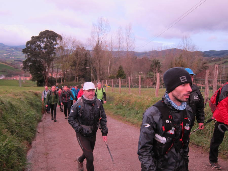 El grupo de montaña Aizkardi, de Amasa-Villabona, celebró el domingo su 50 marcha montañera con gran éxito de participación, 764 personas que desafiaron al mal tiempo con humor. De ellos 316 montañeros partieron a las siete de la mañana desde la plaza de Villabona para completar un recorrido de 43 kilómetros. A las ocho fueron 448 los que dieron comienzo a la marcha con el objetivo de hacer 22 kilómetros. El barro fue el mayor enemigo y lo positivo que la lluvia dio tregua. Gorka Zubeldia recibió el premio Shebe Peña.