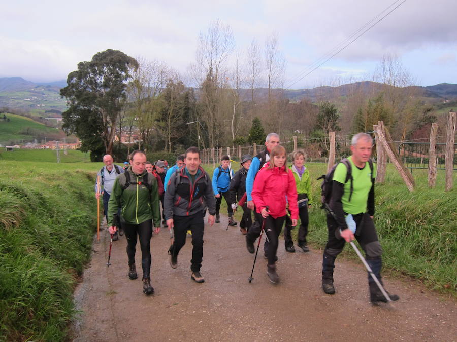 El grupo de montaña Aizkardi, de Amasa-Villabona, celebró el domingo su 50 marcha montañera con gran éxito de participación, 764 personas que desafiaron al mal tiempo con humor. De ellos 316 montañeros partieron a las siete de la mañana desde la plaza de Villabona para completar un recorrido de 43 kilómetros. A las ocho fueron 448 los que dieron comienzo a la marcha con el objetivo de hacer 22 kilómetros. El barro fue el mayor enemigo y lo positivo que la lluvia dio tregua. Gorka Zubeldia recibió el premio Shebe Peña.