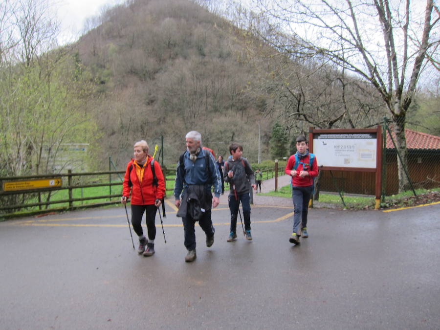 El grupo de montaña Aizkardi, de Amasa-Villabona, celebró el domingo su 50 marcha montañera con gran éxito de participación, 764 personas que desafiaron al mal tiempo con humor. De ellos 316 montañeros partieron a las siete de la mañana desde la plaza de Villabona para completar un recorrido de 43 kilómetros. A las ocho fueron 448 los que dieron comienzo a la marcha con el objetivo de hacer 22 kilómetros. El barro fue el mayor enemigo y lo positivo que la lluvia dio tregua. Gorka Zubeldia recibió el premio Shebe Peña.