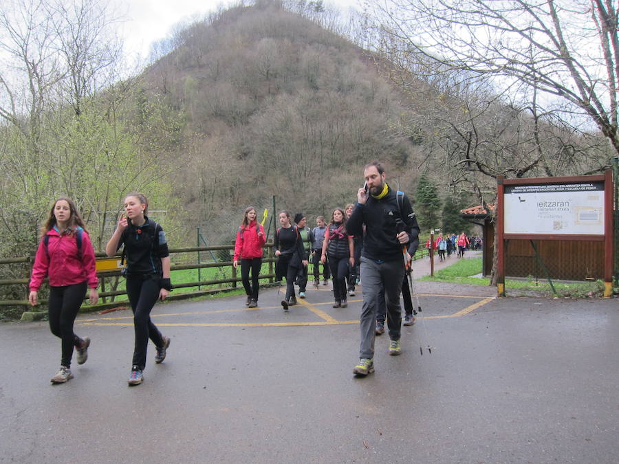 El grupo de montaña Aizkardi, de Amasa-Villabona, celebró el domingo su 50 marcha montañera con gran éxito de participación, 764 personas que desafiaron al mal tiempo con humor. De ellos 316 montañeros partieron a las siete de la mañana desde la plaza de Villabona para completar un recorrido de 43 kilómetros. A las ocho fueron 448 los que dieron comienzo a la marcha con el objetivo de hacer 22 kilómetros. El barro fue el mayor enemigo y lo positivo que la lluvia dio tregua. Gorka Zubeldia recibió el premio Shebe Peña.
