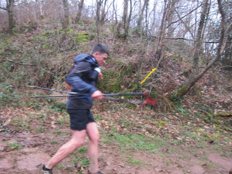 El grupo de montaña Aizkardi, de Amasa-Villabona, celebró el domingo su 50 marcha montañera con gran éxito de participación, 764 personas que desafiaron al mal tiempo con humor. De ellos 316 montañeros partieron a las siete de la mañana desde la plaza de Villabona para completar un recorrido de 43 kilómetros. A las ocho fueron 448 los que dieron comienzo a la marcha con el objetivo de hacer 22 kilómetros. El barro fue el mayor enemigo y lo positivo que la lluvia dio tregua. Gorka Zubeldia recibió el premio Shebe Peña.