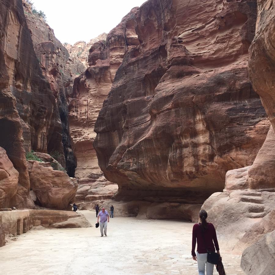 Incluida entre las Siete Maravillas del Mundo en 2007, esta urbe abandonada con gran parte de sus construcciones talladas en la roca es la mayor atracción de Jordania
