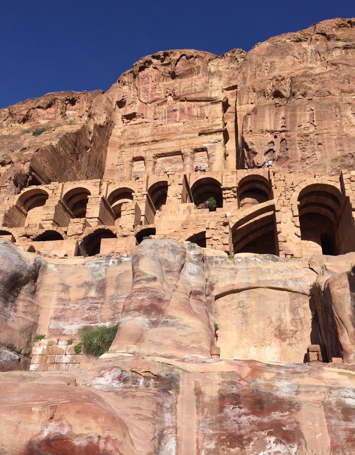 Incluida entre las Siete Maravillas del Mundo en 2007, esta urbe abandonada con gran parte de sus construcciones talladas en la roca es la mayor atracción de Jordania