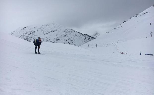 Un esquiador, descendiendo las pistas de la estación de Candanchú